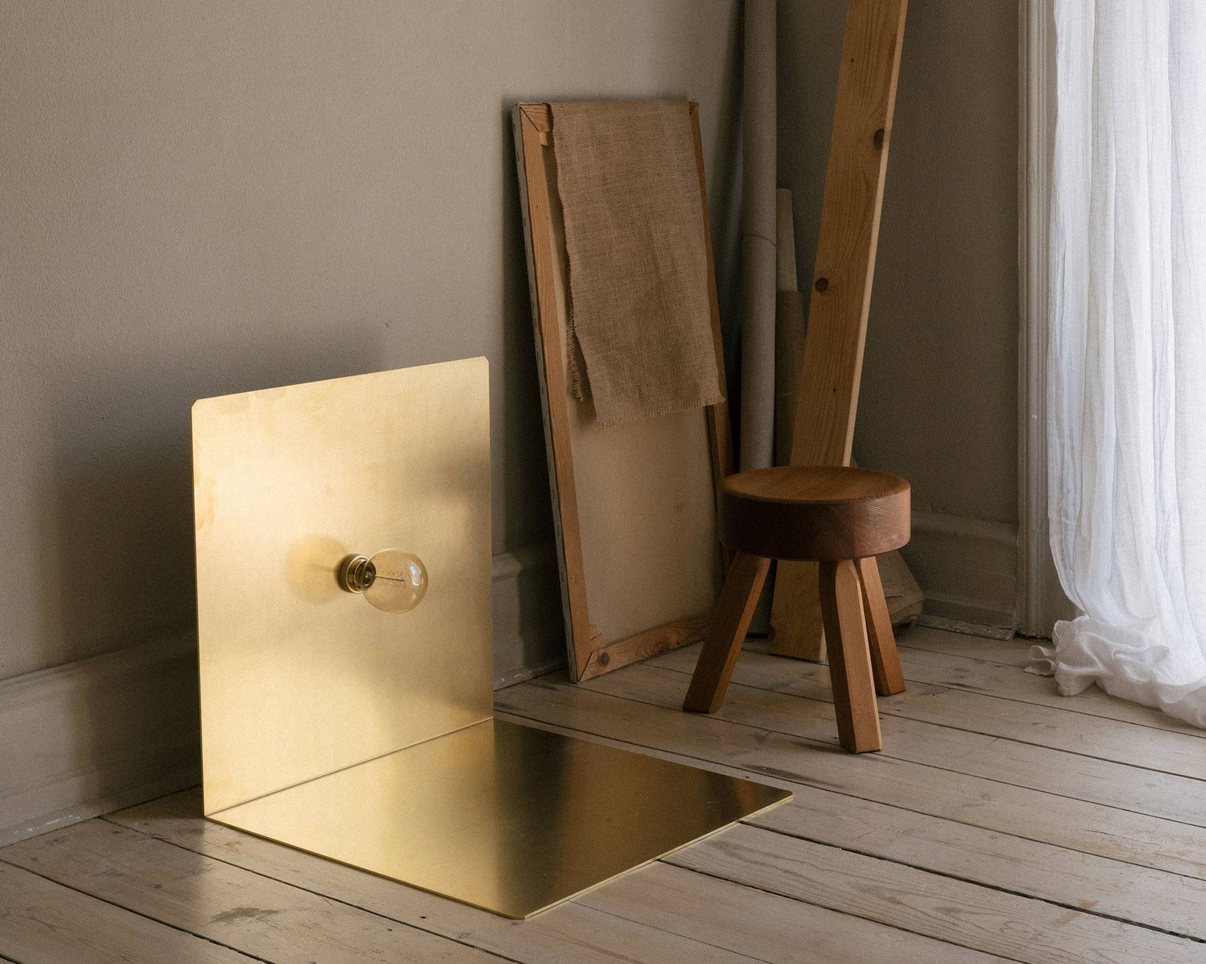 90° Floor Light | Brass – FRAMA