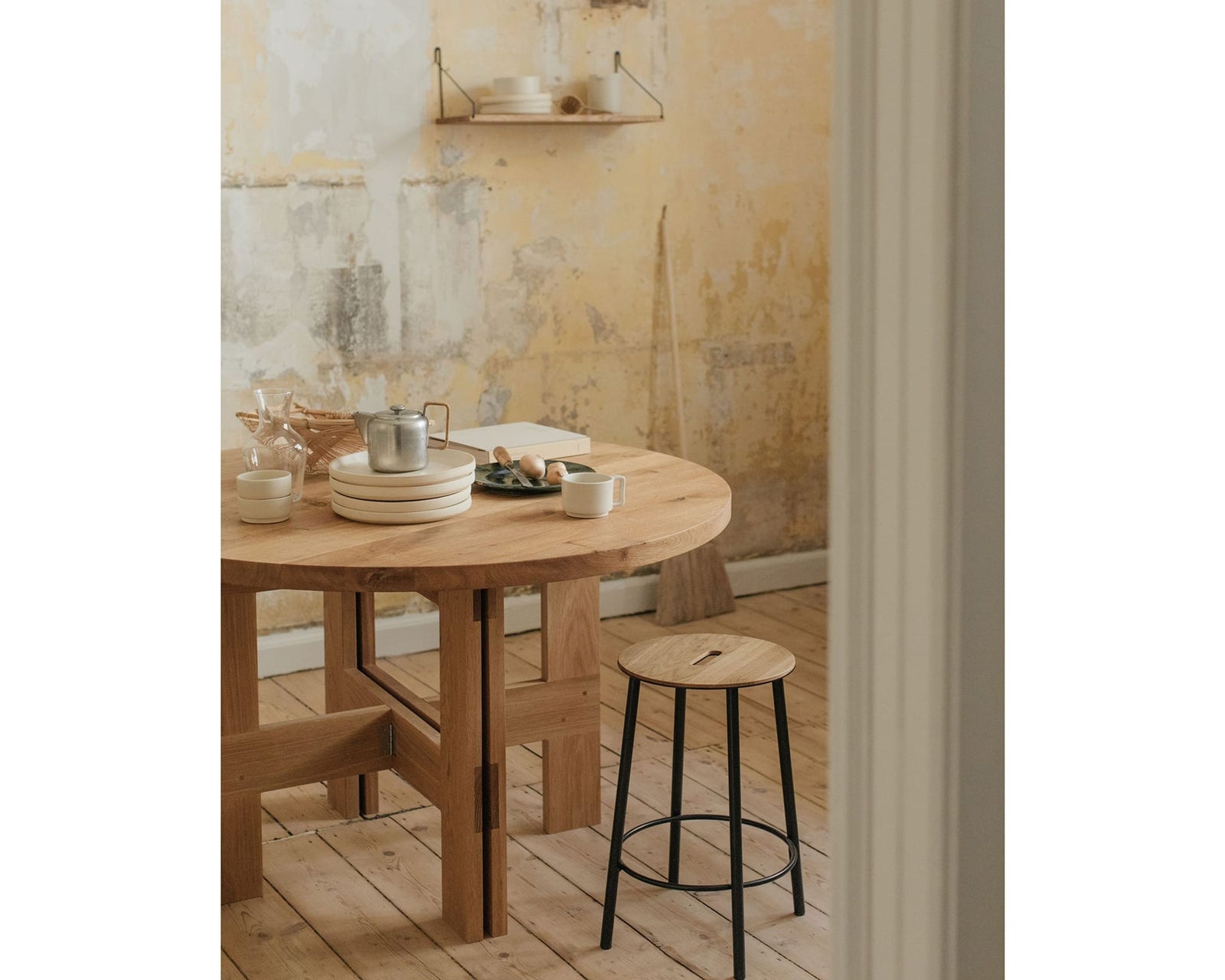 Farmhouse Trestle Table | Natural Oak | 120 Ø Round – FRAMA